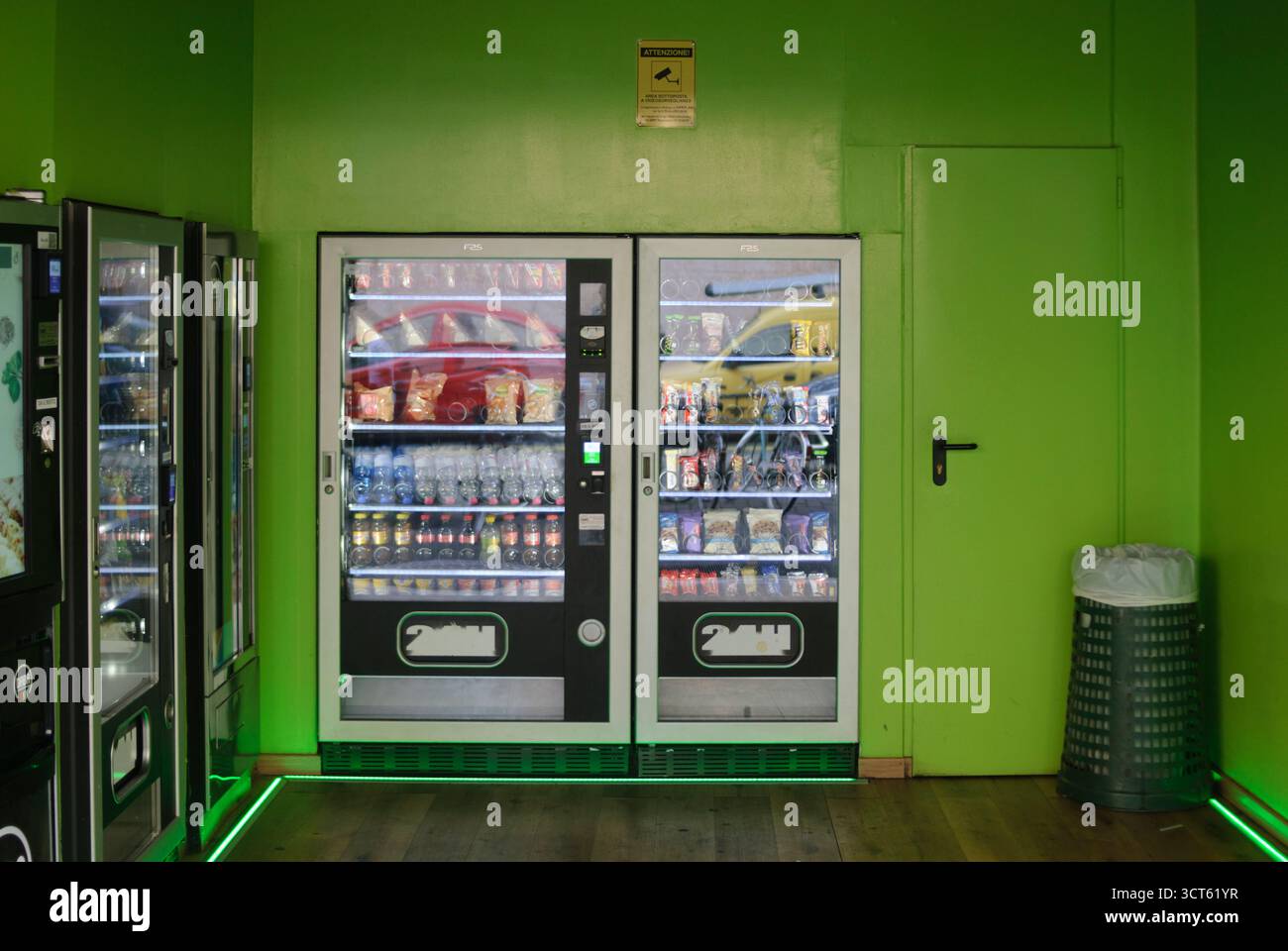 Cremona, Italie - 30 septembre 2025 rangée de distributeurs automatiques en libre-service proposant diverses collations et boissons, dans une salle très éclairée avec vibra Banque D'Images