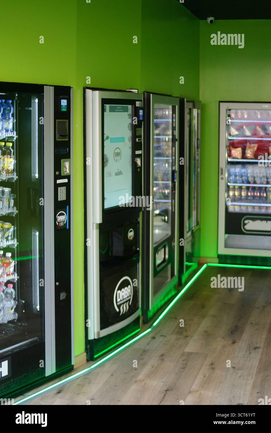 Cremona, Italie - 30 septembre 2025 rangée de distributeurs automatiques en libre-service proposant diverses collations et boissons, dans une salle très éclairée avec vibra Banque D'Images