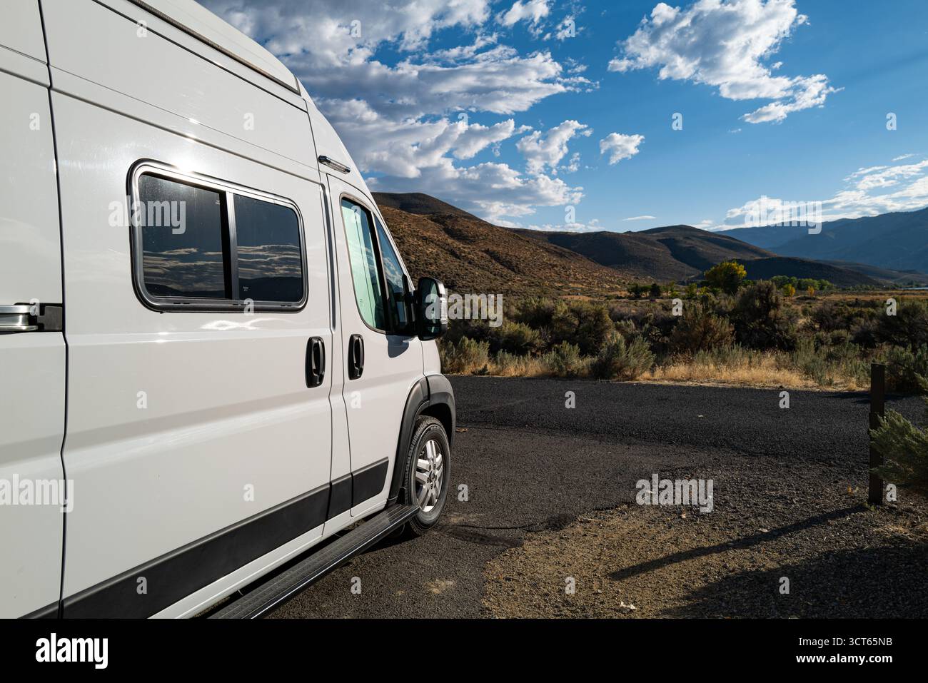 Un camping-car blanc garé dans le désert au Nevada. Banque D'Images
