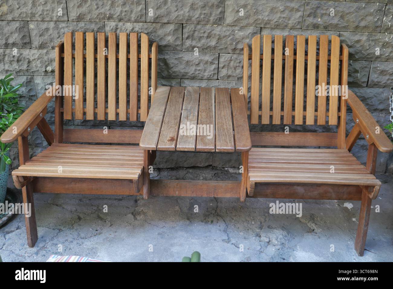 Banc en bois avec table dans le coin salon extérieur Banque D'Images