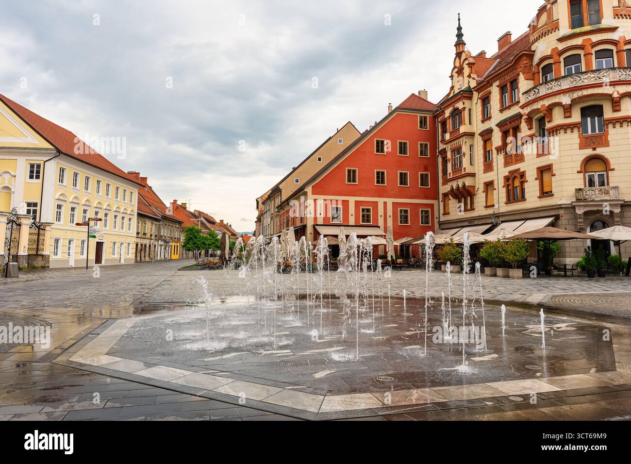 Fontaine sur le sol dans le centre de la place principale de Maribor, Slovénie. Banque D'Images