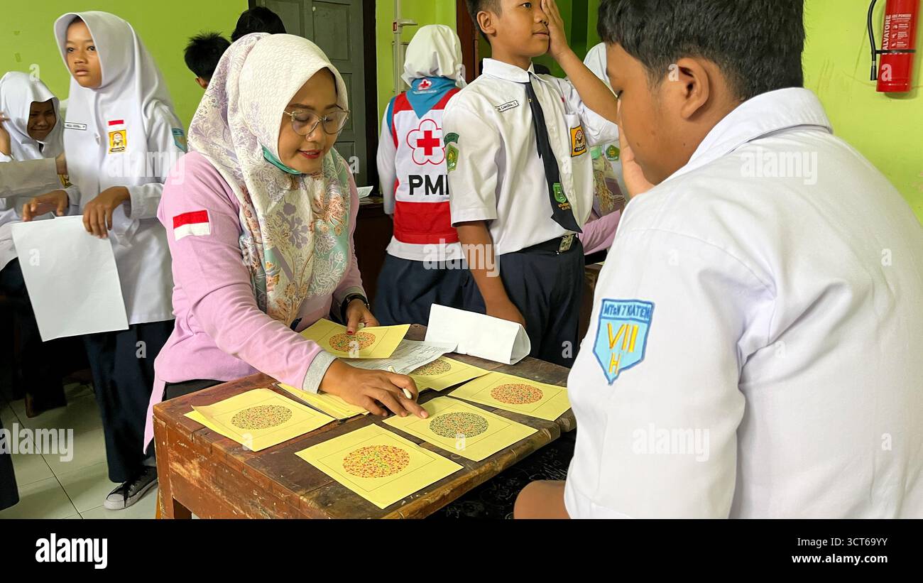Klaten, Indonésie - 25 septembre 2025 - Programme de bilan de santé gratuit, un programme du gouvernement indonésien qui cible les élèves du premier cycle du secondaire Banque D'Images