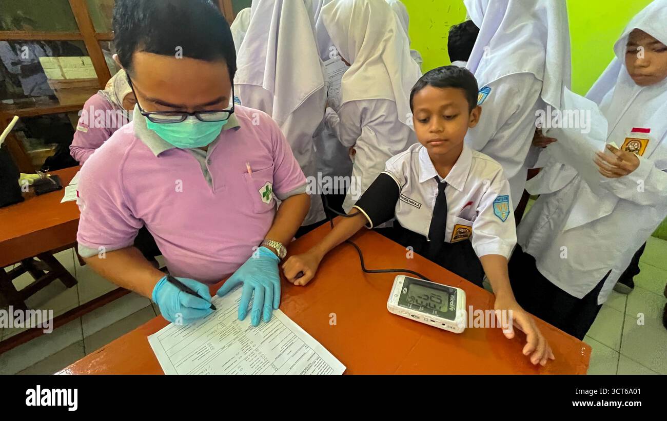 Klaten, Indonésie - 25 septembre 2025 - Programme de bilan de santé gratuit, un programme du gouvernement indonésien qui cible les élèves du premier cycle du secondaire Banque D'Images