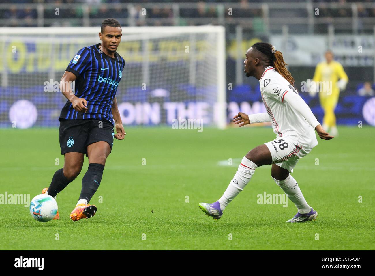 Milan, Italie. 04 octobre 2025. Manuel Akanji de l'Inter Milan de Milan lors du match de football Serie A entre l'Inter et Cremonese au stade Giuseppe Meazza de Milan, Italie du Nord 4 octobre 2025 Sport - Football. (Photo par Antonio Saia) crédit : Christian Santi/Alamy Live News Banque D'Images