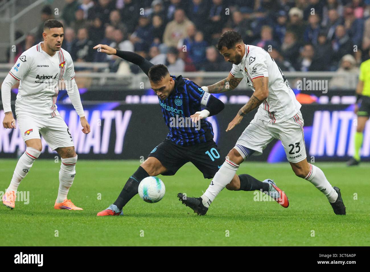 Milan, Italie. 04 octobre 2025. Milano's Inter Milan's Lautaro Martinez pendant le match de football Serie A entre l'Inter et Cremonese au stade Giuseppe Meazza à Milan, Italie du Nord 4 octobre 2025 Sport - Football. (Photo par Antonio Saia) crédit : Christian Santi/Alamy Live News Banque D'Images