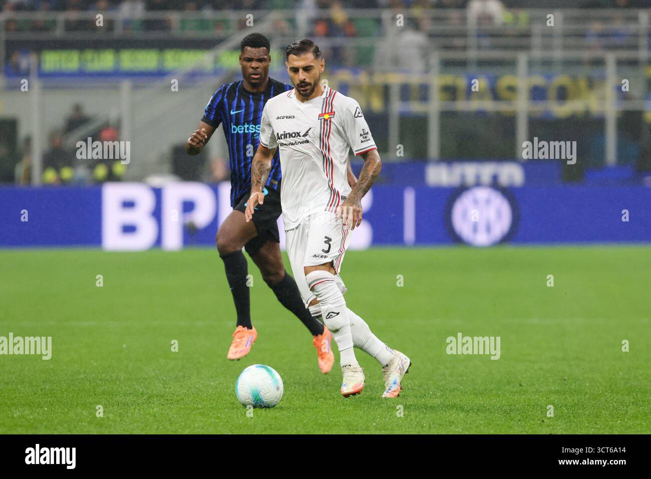 Milan, Italie. 04 octobre 2025. Milano's Cremonese Giuseppe Pezzella pendant le match de football Serie A entre l'Inter et Cremonese au stade Giuseppe Meazza à Milan, Italie du Nord 4 octobre 2025 Sport - Football. (Photo par Antonio Saia) crédit : Christian Santi/Alamy Live News Banque D'Images
