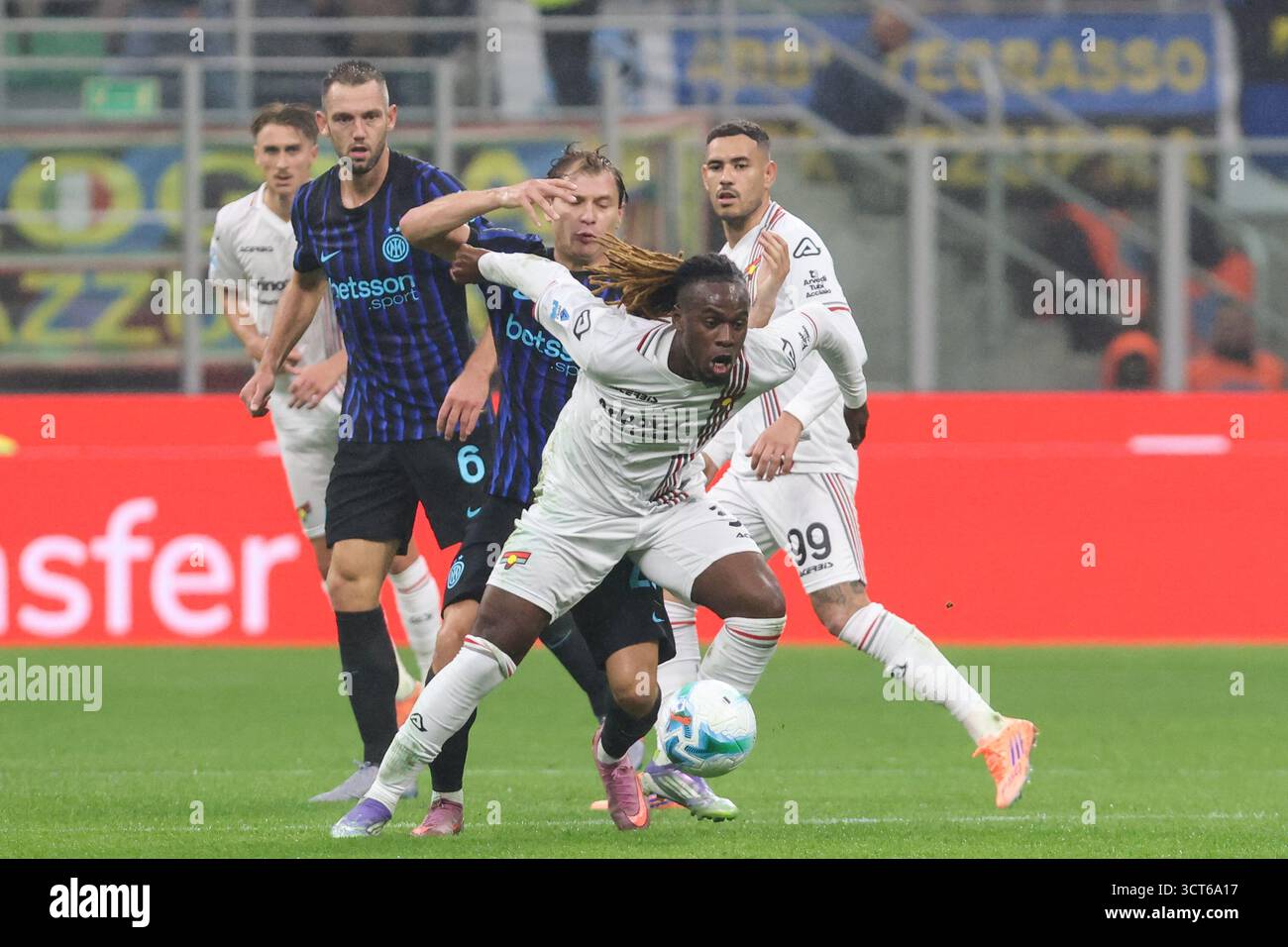 Milan, Italie. 04 octobre 2025. Nicolo Barella du FC Inter de Milan lors du match de Serie A entre l'Inter et Cremonese au stade Giuseppe Meazza de Milan, Italie du Nord 4 octobre 2025 Sport - Football. (Photo par Antonio Saia) crédit : Christian Santi/Alamy Live News Banque D'Images