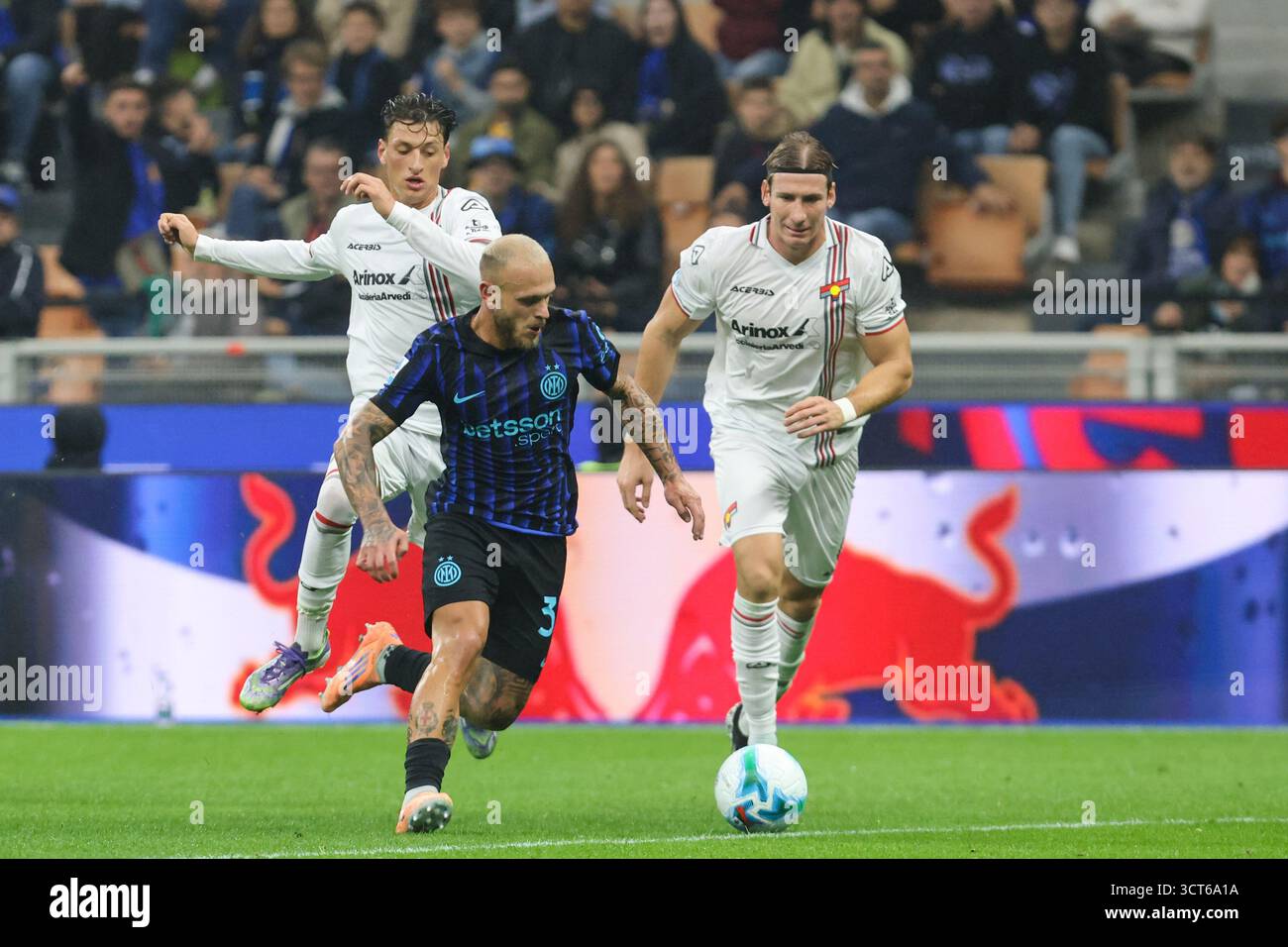 Milan, Italie. 04 octobre 2025. Federico Dimarco du FC Inter de Milan lors du match de Serie A entre l'Inter et Cremonese au stade Giuseppe Meazza de Milan, Italie du Nord 4 octobre 2025 Sport - Football. (Photo par Antonio Saia) crédit : Christian Santi/Alamy Live News Banque D'Images