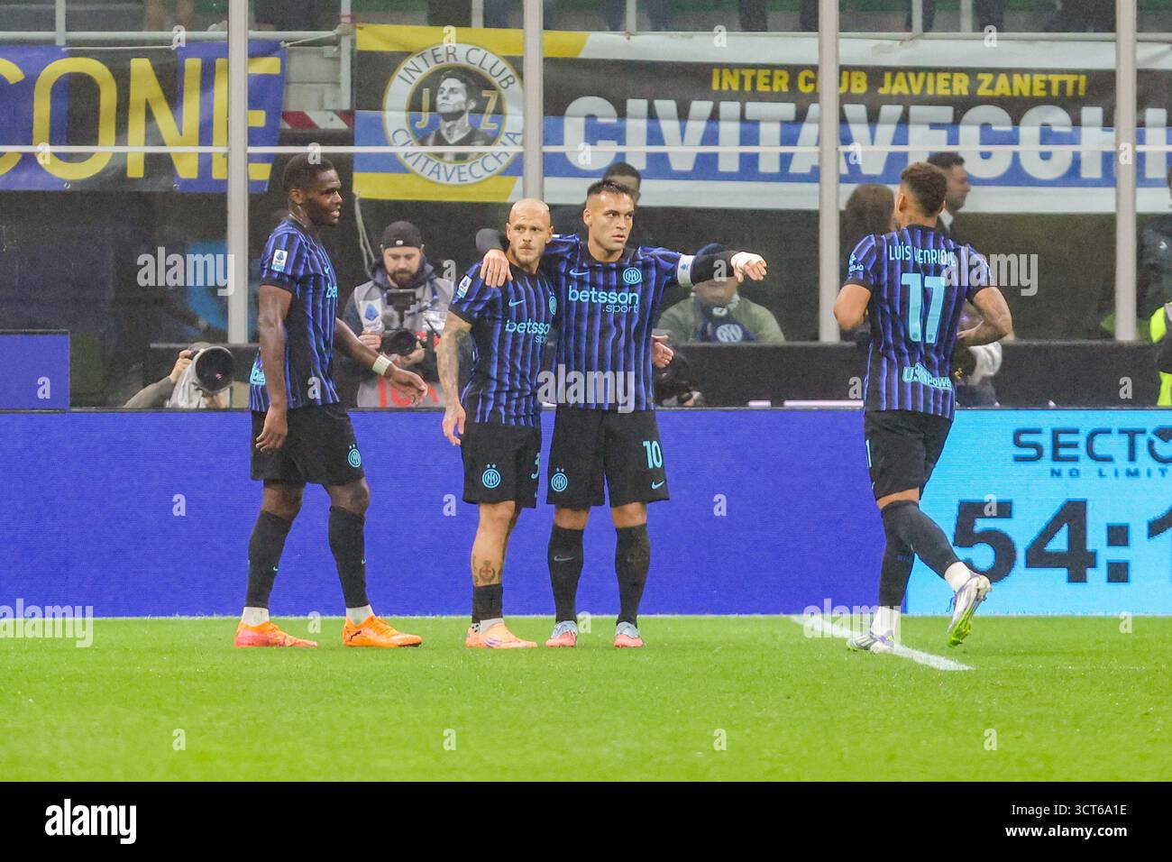 Milan, Italie. 04 octobre 2025. Milano's inter célèbre s but lors du match de football Serie A entre Inter et Cremonese au stade Giuseppe Meazza à Milan, au nord de l'Italie 4 octobre 2025 Sport - Football. (Photo par Antonio Saia) crédit : Christian Santi/Alamy Live News Banque D'Images