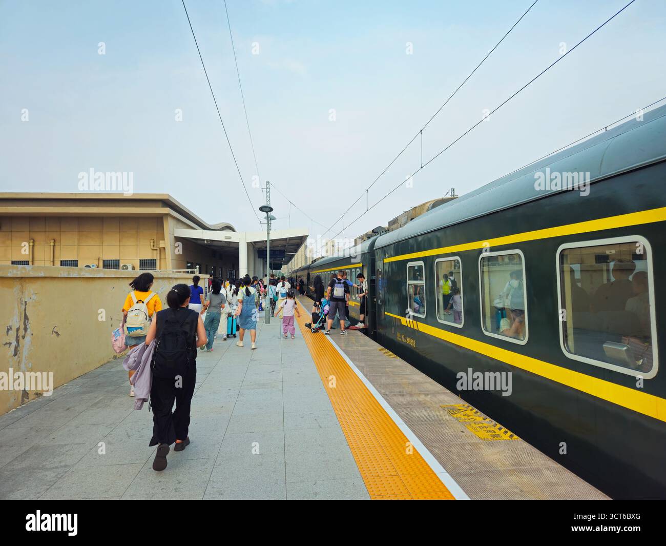 Passagers embarquant dans une gare de petite ville en Chine Banque D'Images