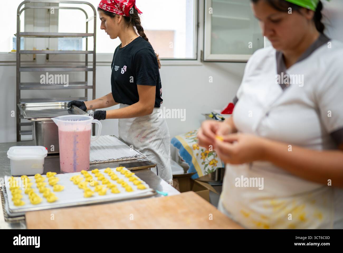 Piacenza, Italie - 25 septembre 2025 deux jeunes femmes caucasiennes travaillant ensemble dans une cuisine préparant des pâtes fraîches Tortelli faites à la main pour Delicious It Banque D'Images