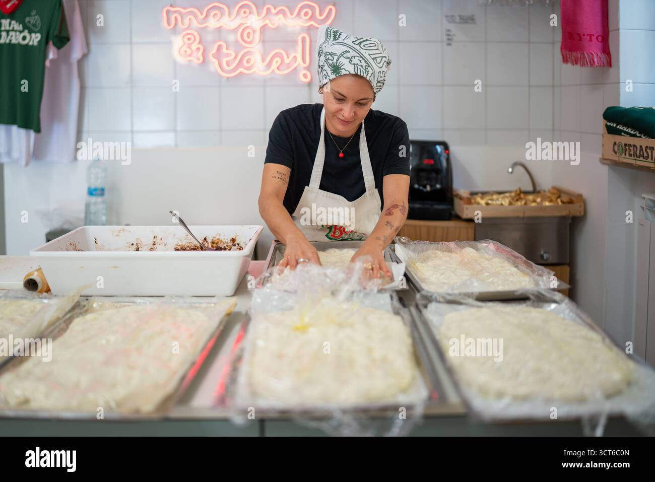 Piacenza, Italie - 25 septembre 2025 autonomiser les femmes dans la production alimentaire artisanale créer une pâte italienne authentique pour Focaccia et Pizza dans un coffre-fort Banque D'Images