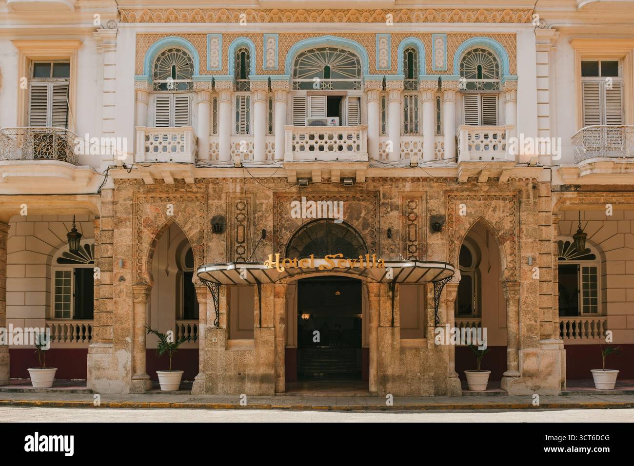 La Havane, Cuba 2024 avr. 10 - photo grand angle de l'Hôtel Sevilla, une architecture coloniale étonnante avec des sculptures complexes et des fenêtres cintrées. Signa vintage Banque D'Images