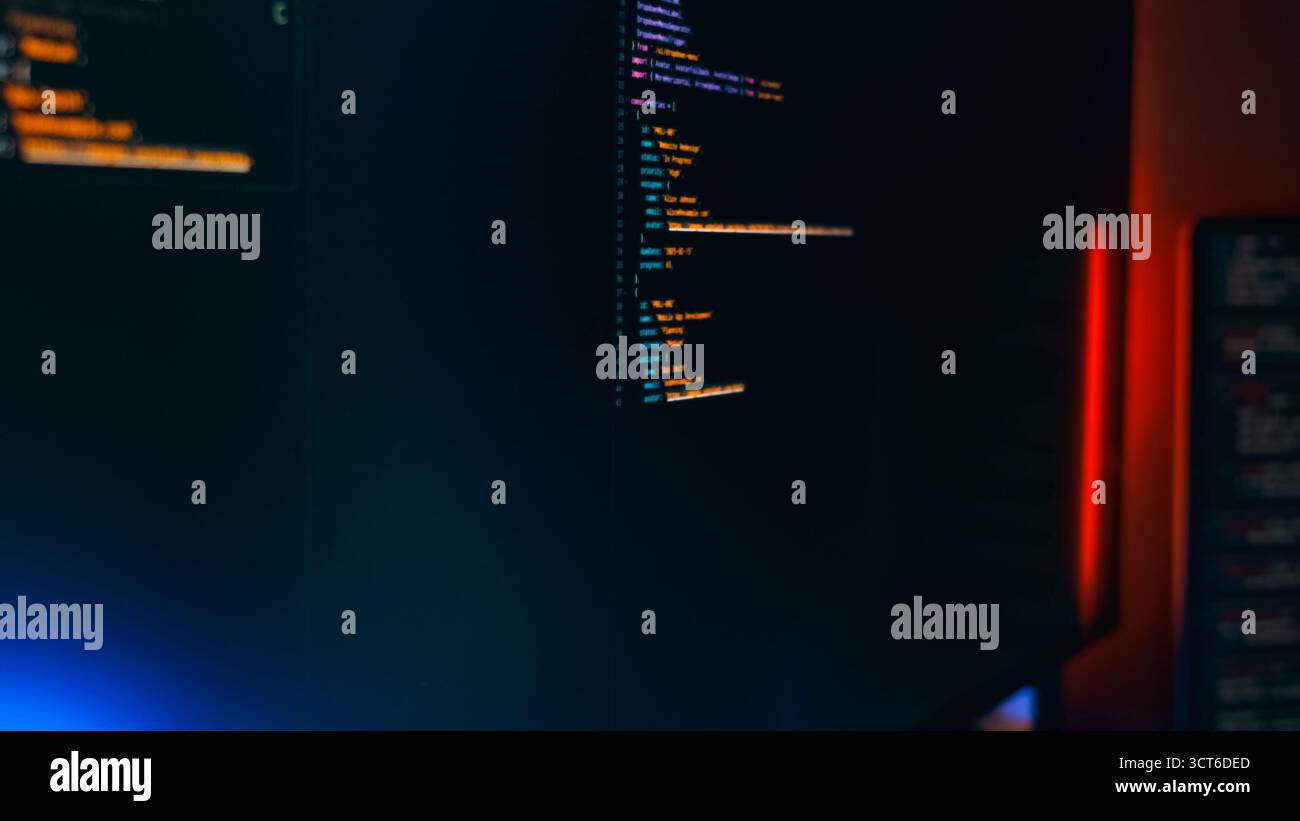 Espace de travail cyber de programmation de code de moniteur sombre avec coloration syntaxique colorée et éclairage LED. Représentation idéale d'un développeur technologique moderne envi Banque D'Images