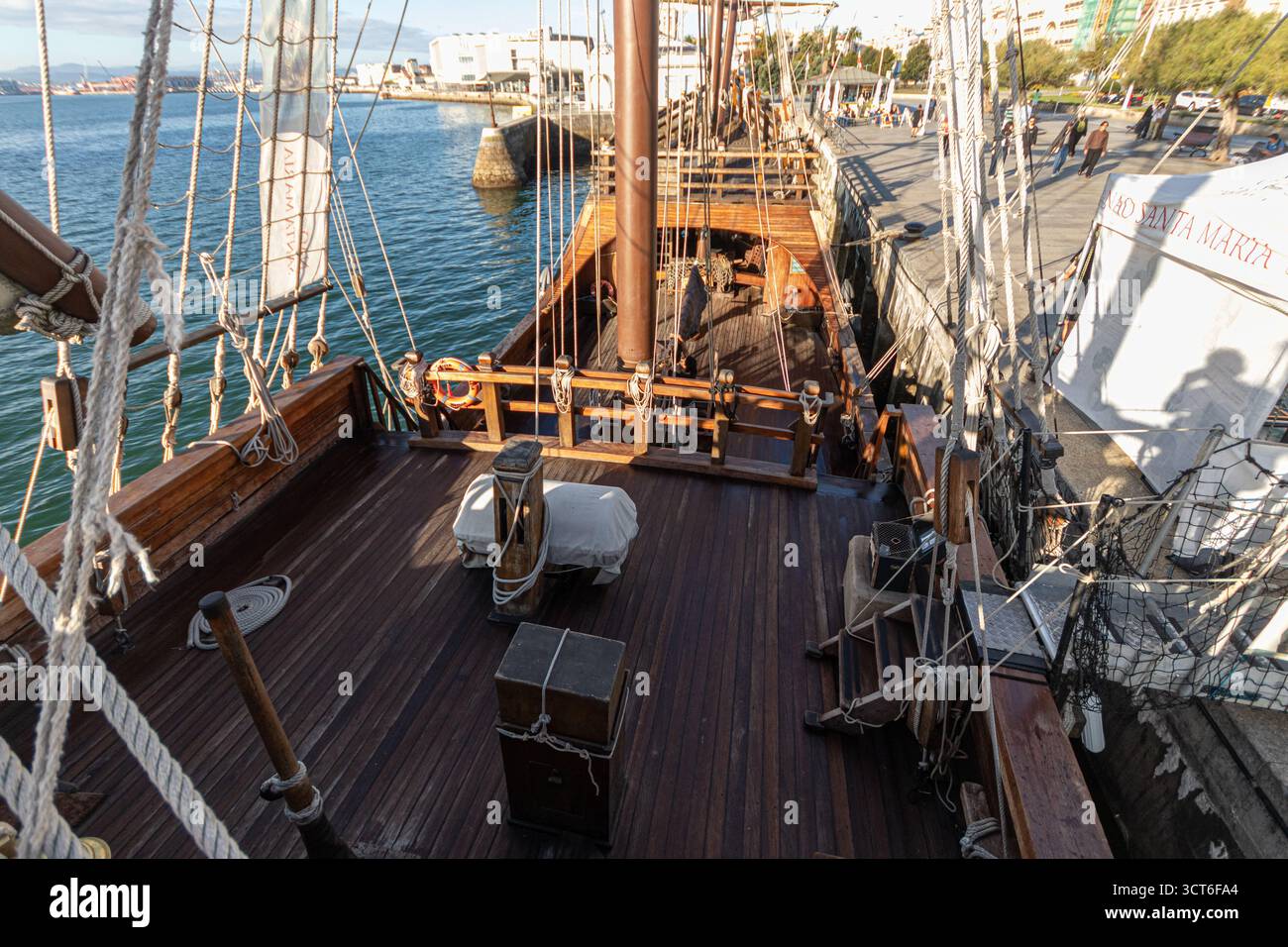 Santander, Espagne. Pont en bois et mâts avec voiles enroulées de la réplique de 2017 du nao Santa Maria, navire amiral de l'expédition Christophe Colomb 1492 Banque D'Images