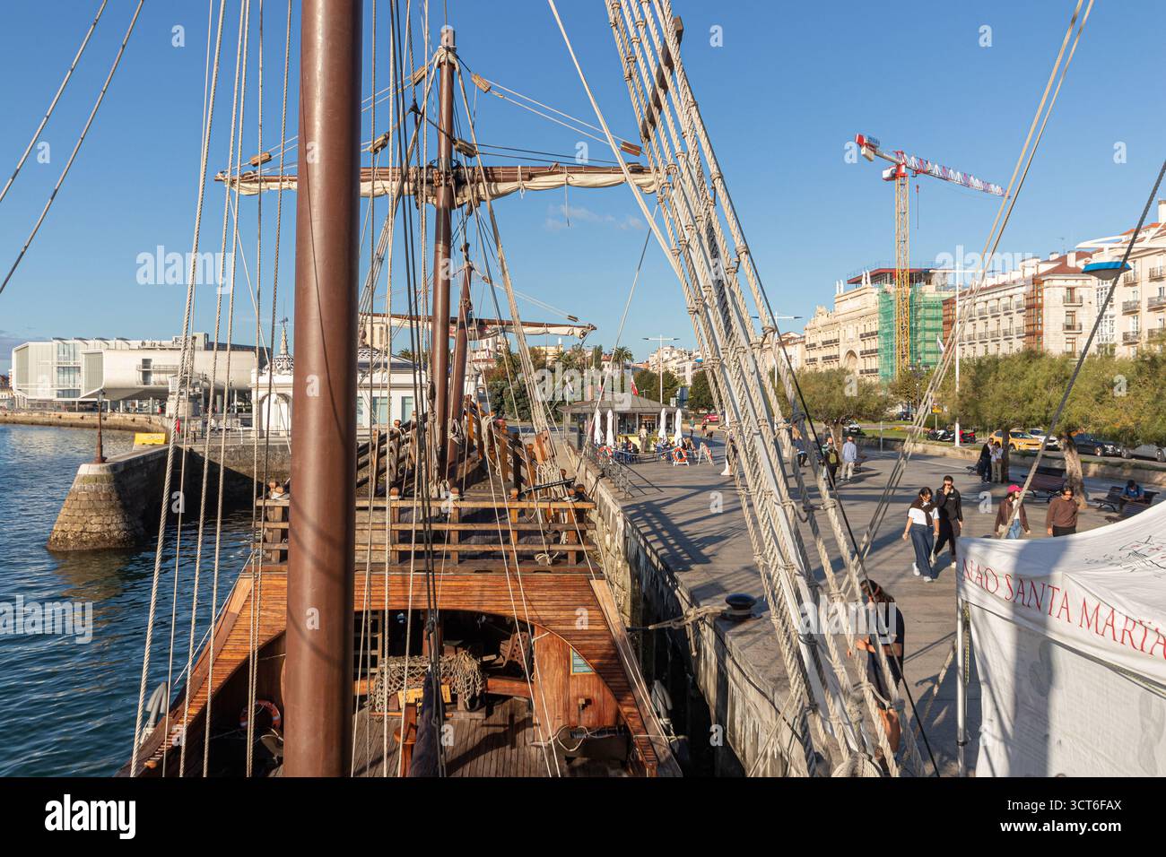 Santander, Espagne. Pont en bois et mâts avec voiles enroulées de la réplique de 2017 du nao Santa Maria, navire amiral de l'expédition Christophe Colomb 1492 Banque D'Images
