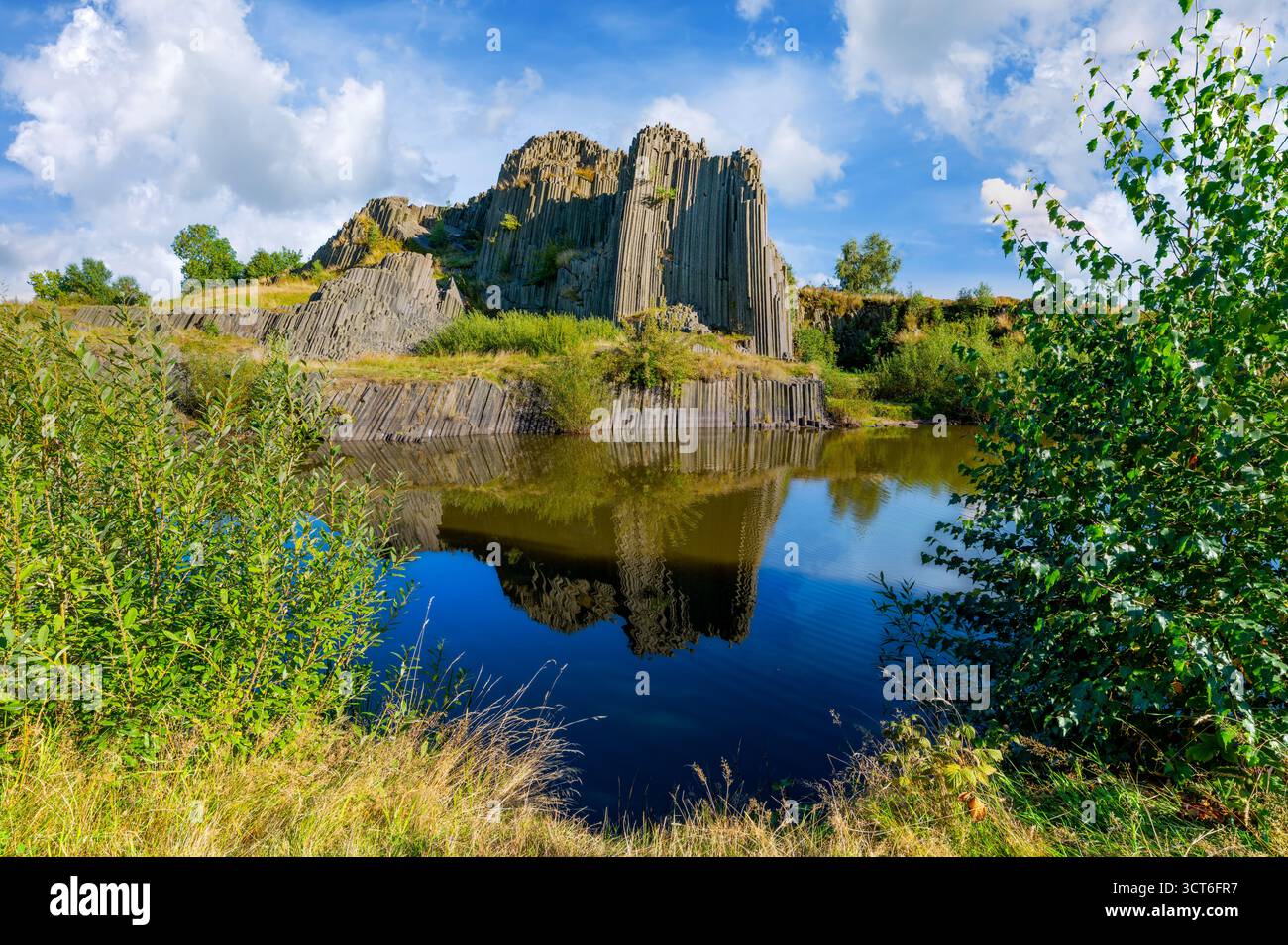 Panská skála, République tchèque – formation de basalte reflétée dans l'eau sous le ciel bleu. Impressionnant paysage basaltique en Europe Banque D'Images