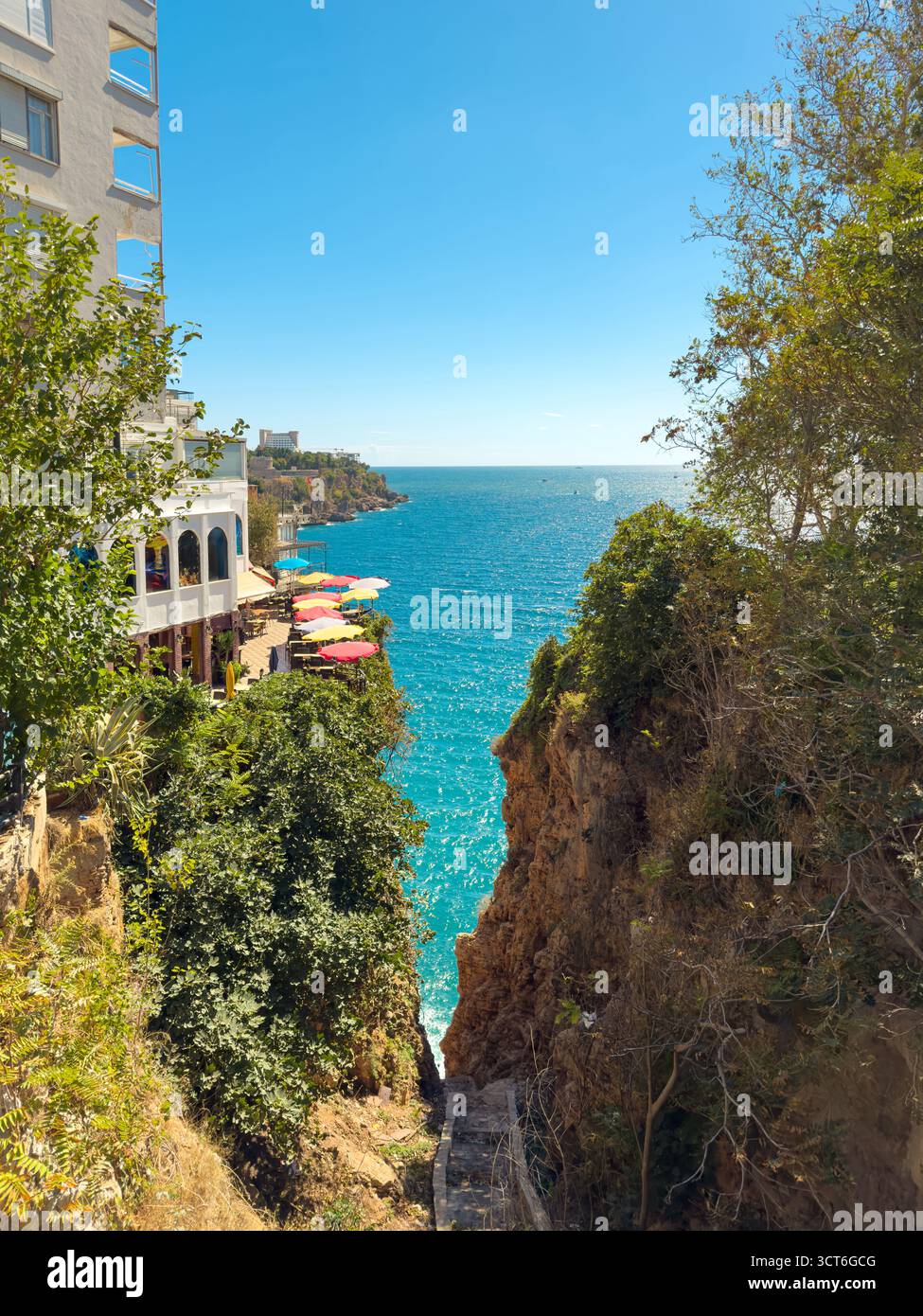 Le canyon de Kadinyari, une spectaculaire canopée à flanc de falaise à Antalya qui s'ouvre sur la mer Méditerranée étincelante et des parasols Banque D'Images
