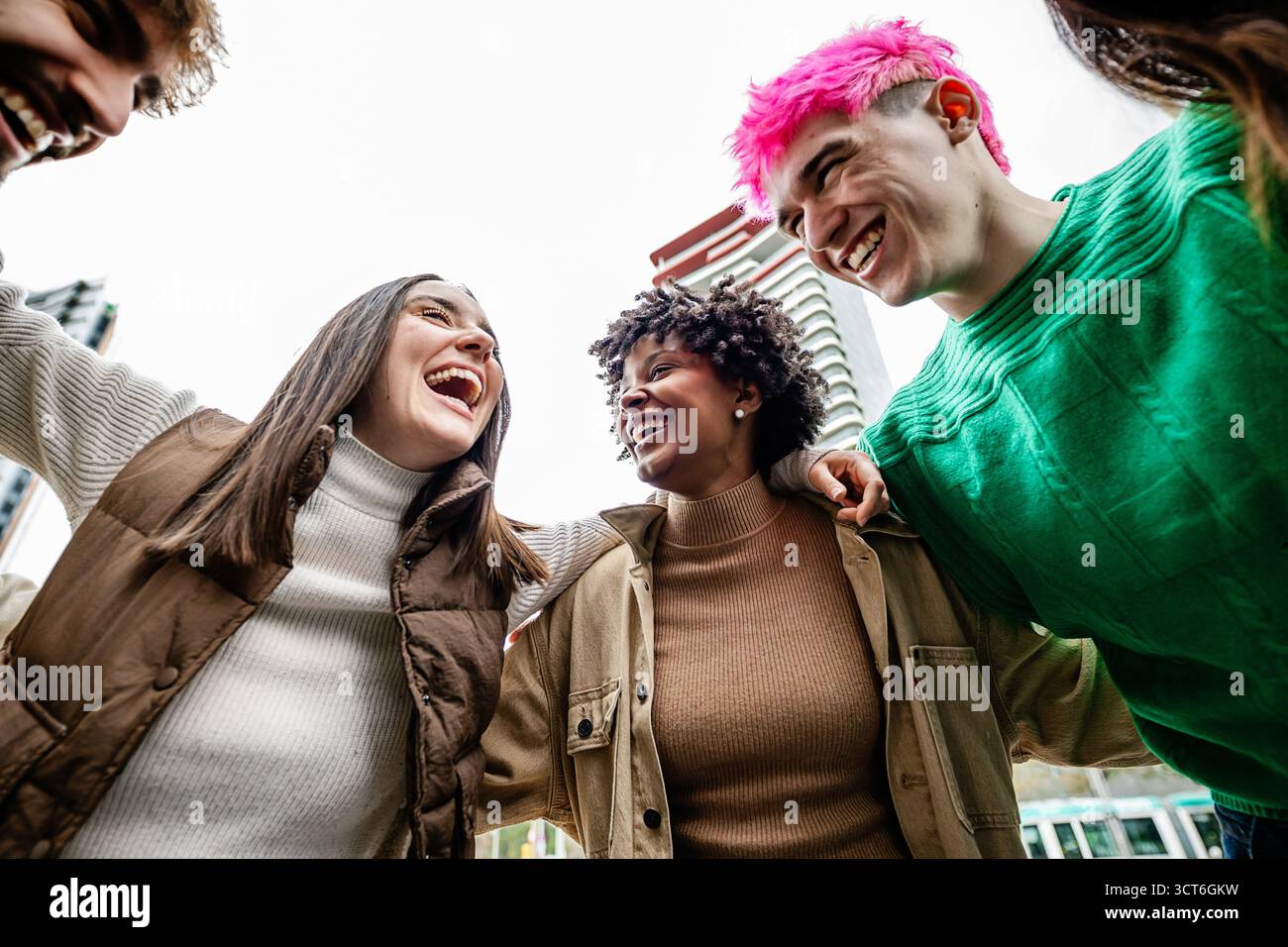 Jeune groupe multiracial d'amis étudiants riant ensemble dehors Banque D'Images