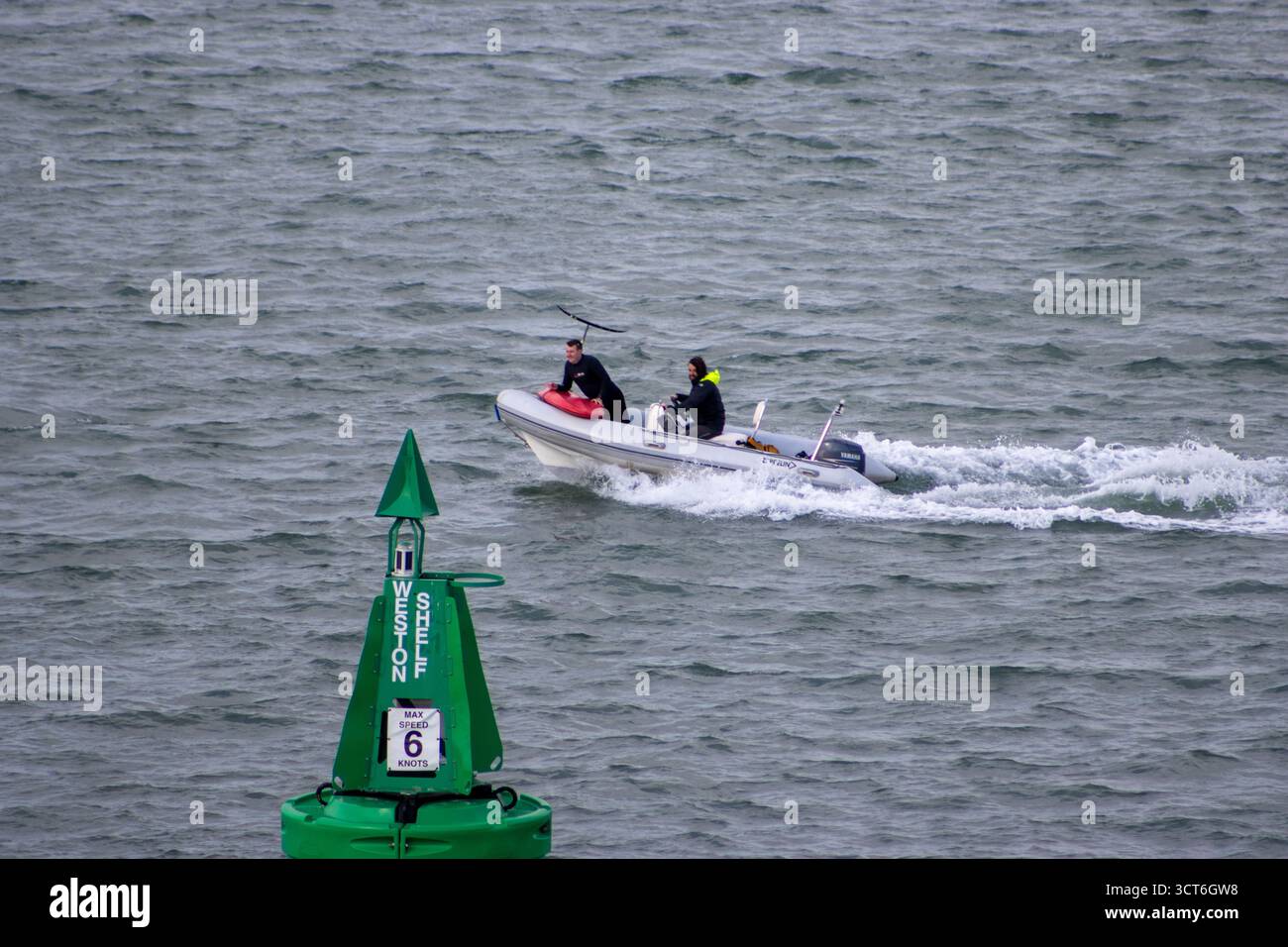 SOUTHAMPTON PORT, SOUTHAMPTON, HAMPSHIRE, Royaume-Uni - 4 MAI 2025 petit bateau quittant le port Banque D'Images