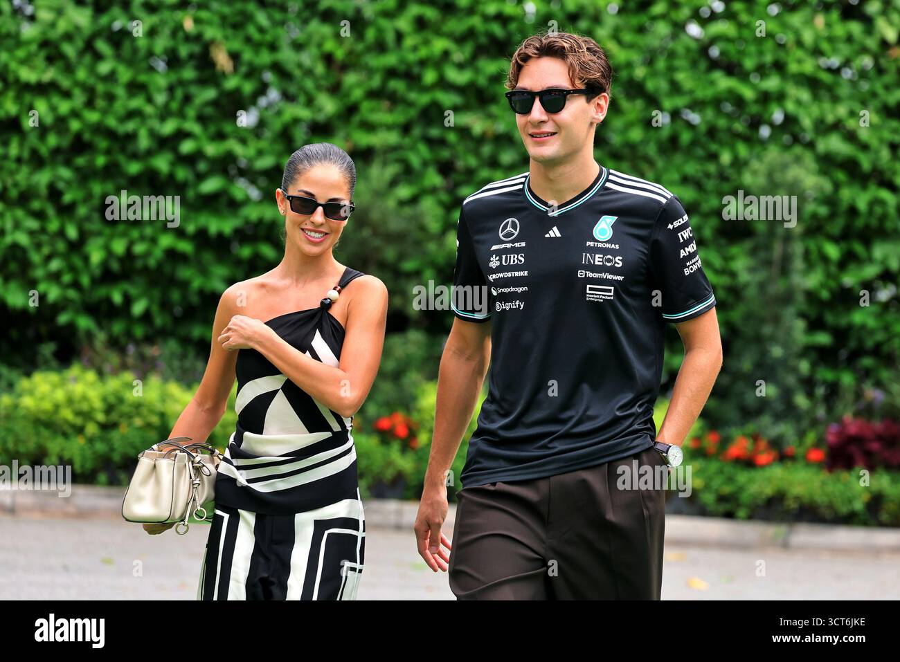 Singapour, Singapour. 05 octobre 2025. (De gauche à droite) : Carmen Montero Mundt avec son petit ami George Russell (GBR) Mercedes AMG F1. 05.10.2025. Championnat du monde de formule 1, Rd 18, Grand Prix de Singapour, Marina Bay Street circuit, Singapour, jour de la course. Crédit : James Moy/Alamy Live News Banque D'Images
