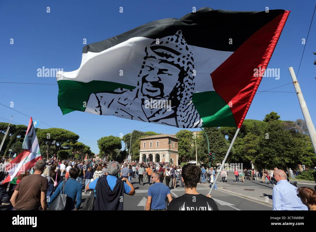 Drapeau palestinien avec Portrait de Yasser Arafat (ou leader) agitant lors de la manifestation de Rome - 4 octobre 2025 Banque D'Images