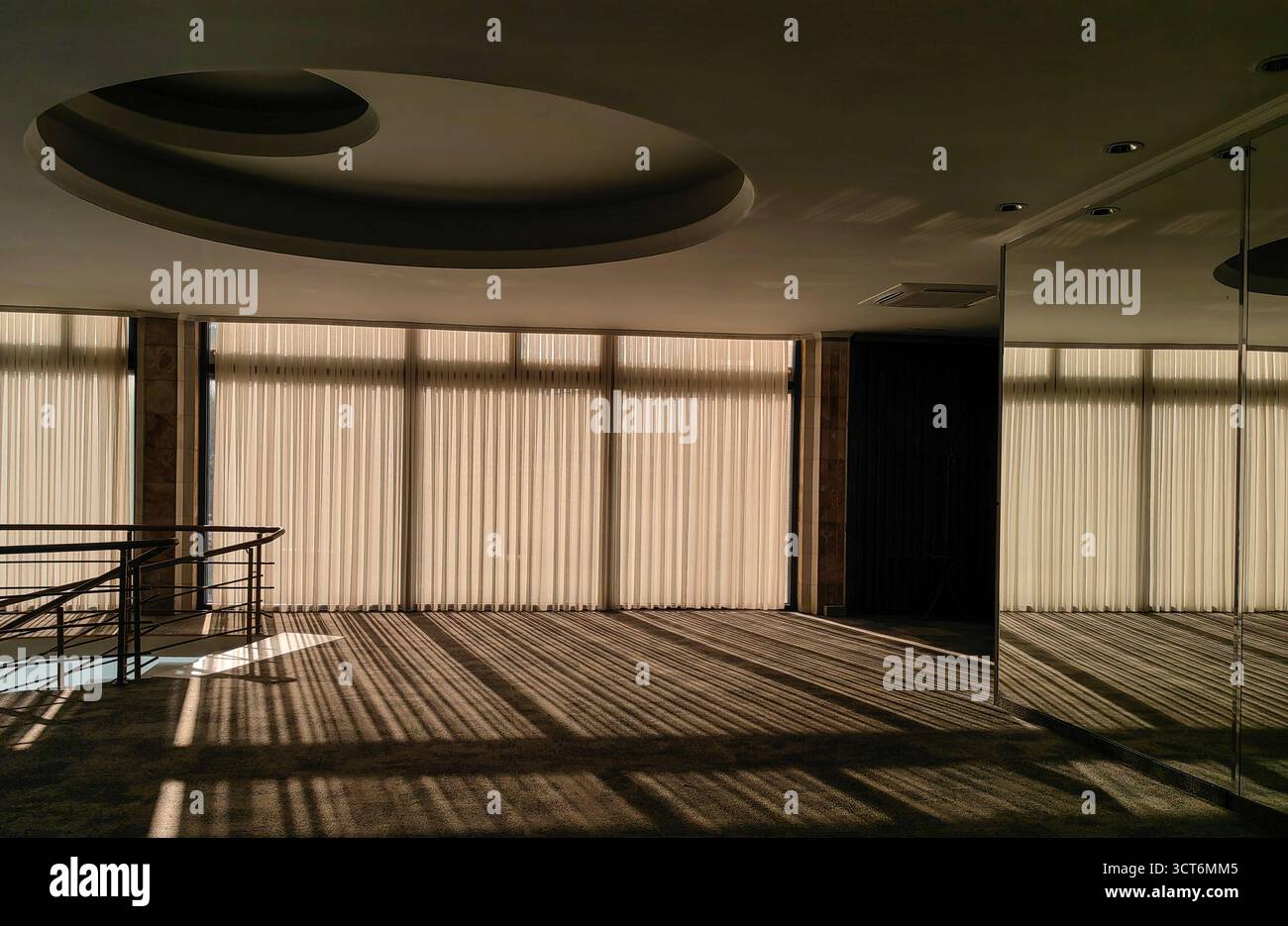 Géométrie de la lumière - reflets intérieurs modernes. Banque D'Images