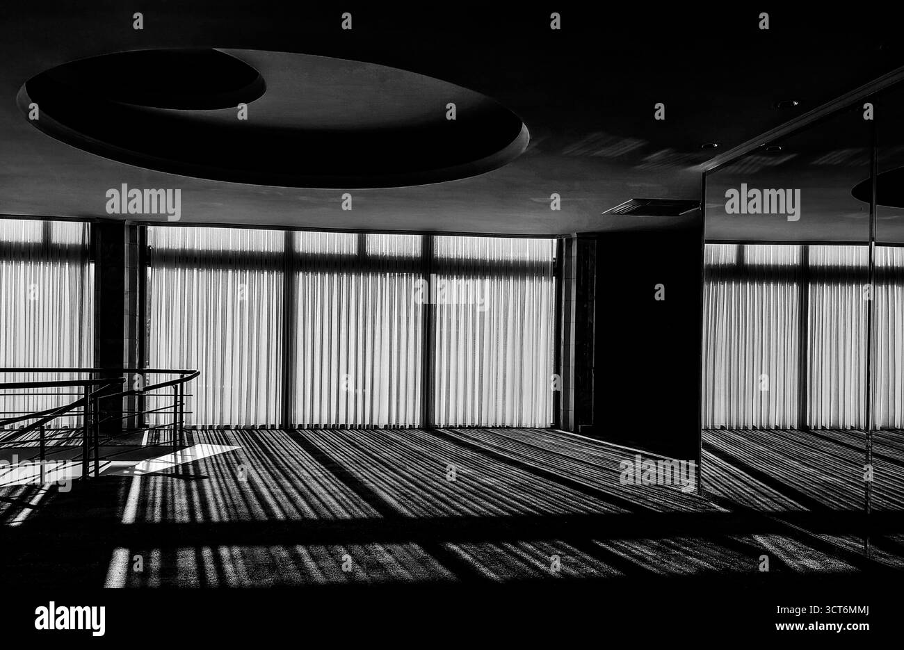 Géométrie de la lumière - reflets intérieurs modernes. Teintes monochromes. Banque D'Images