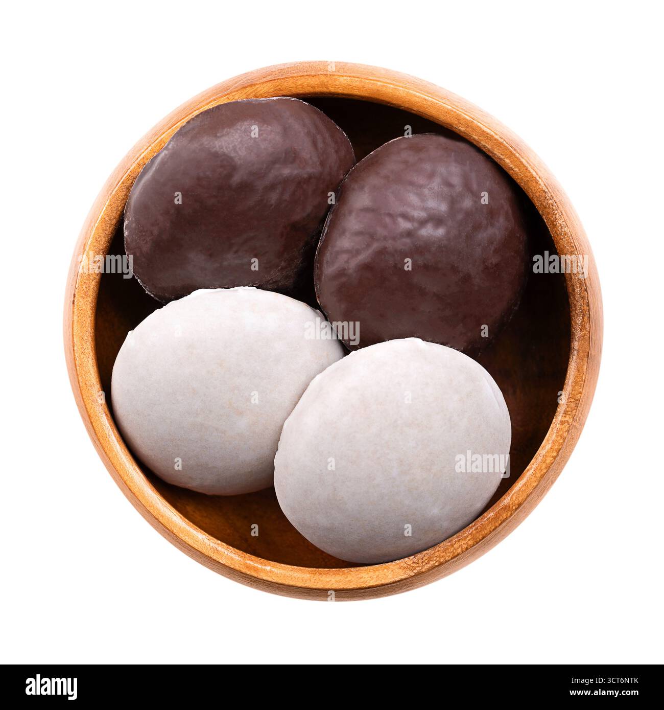 Poivrons, biscuits de Noël dans un bol en bois, une friandise allemande populaire pour les fêtes. Petits biscuits aux épices, semblables au pain d'épices. Banque D'Images