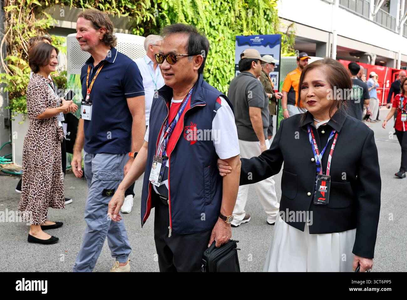 Singapour, Singapour. 05 octobre 2025. (De gauche à droite) : Fredrik Johnsson, président de la course des Champions avec Chalerm Yoovidhya (THA) copropriétaire de Red Bull Racing et son épouse Daranee Yoovidhya (THA). 05.10.2025. Championnat du monde de formule 1, Rd 18, Grand Prix de Singapour, Marina Bay Street circuit, Singapour, jour de la course. Crédit : James Moy/Alamy Live News Banque D'Images