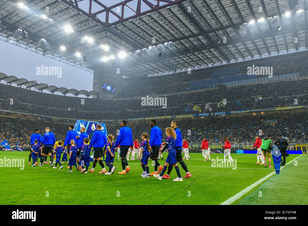 Milan, Italie. 04 octobre 2025. Les joueurs de l'Inter entrent sur le terrain pour le match de Serie A entre l'Inter et Cremonese à Giuseppe Meazza à Milan. Crédit : Gonzales photo/Alamy Live News Banque D'Images