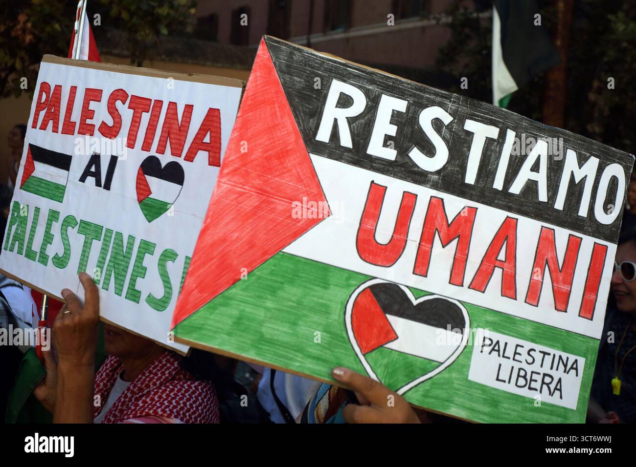 Titolo : 'Restiamo Umani' ('restons humains') signe au rassemblement Pro-Palestine à Rome, Italie - 4 octobre 2025 Banque D'Images