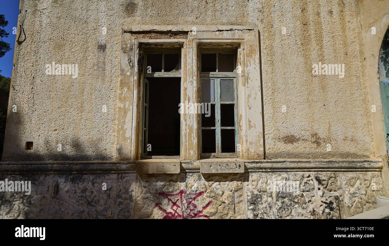 Lost place, Verwittertes Fenster in einer alten Mauer, ruhige und einsame Szene, Caserma Avieri, Gefaengnis, Konzentrationslager, Psychiatrische Klini Banque D'Images