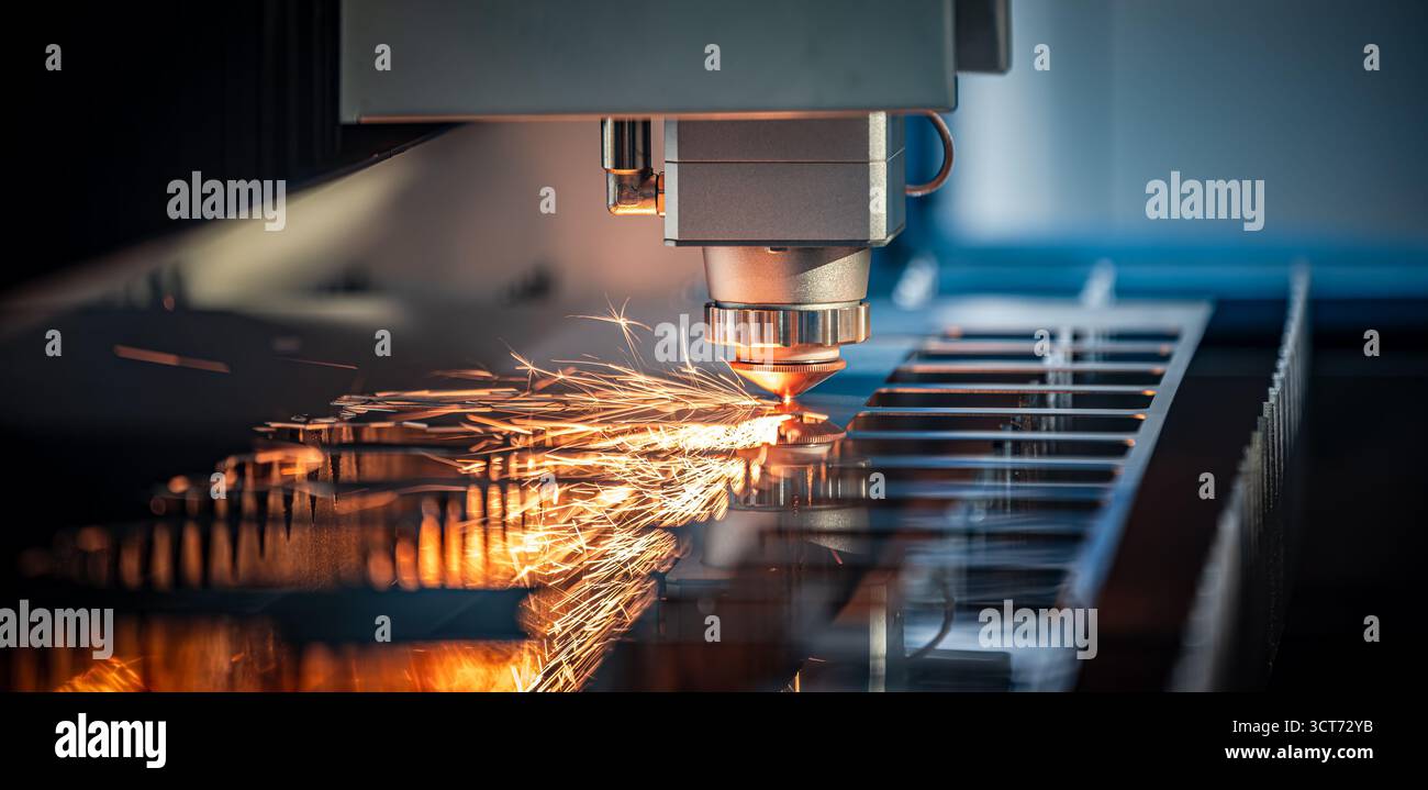 CNC découpe au laser du métal, technologie industrielle moderne fabrication de détails industriels. L'optique laser et la commande numérique par ordinateur (CNC) sont utilisées pour Banque D'Images
