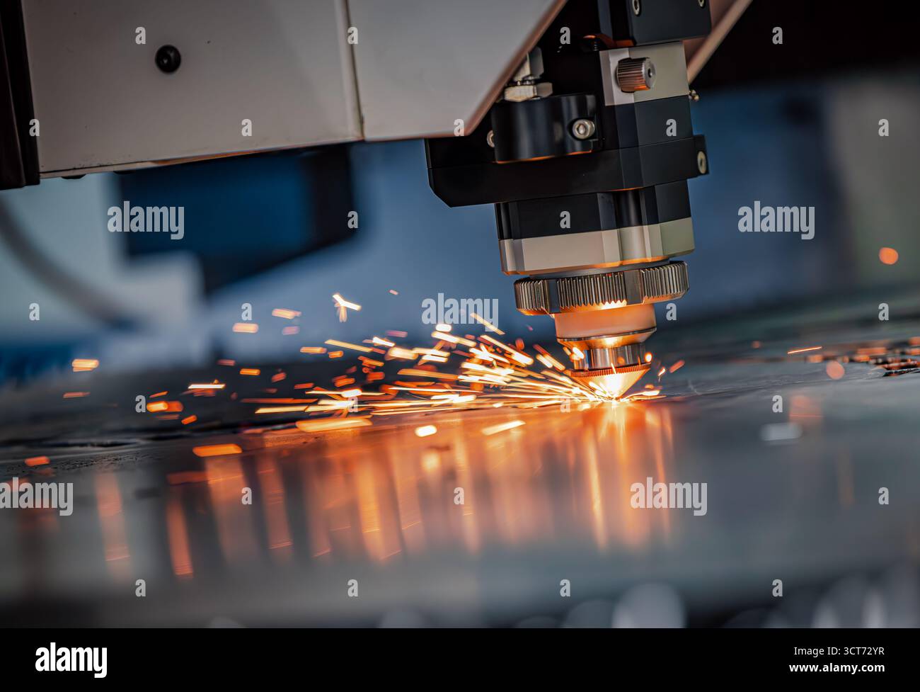 CNC découpe au laser du métal, technologie industrielle moderne fabrication de détails industriels. L'optique laser et la commande numérique par ordinateur (CNC) sont utilisées pour Banque D'Images