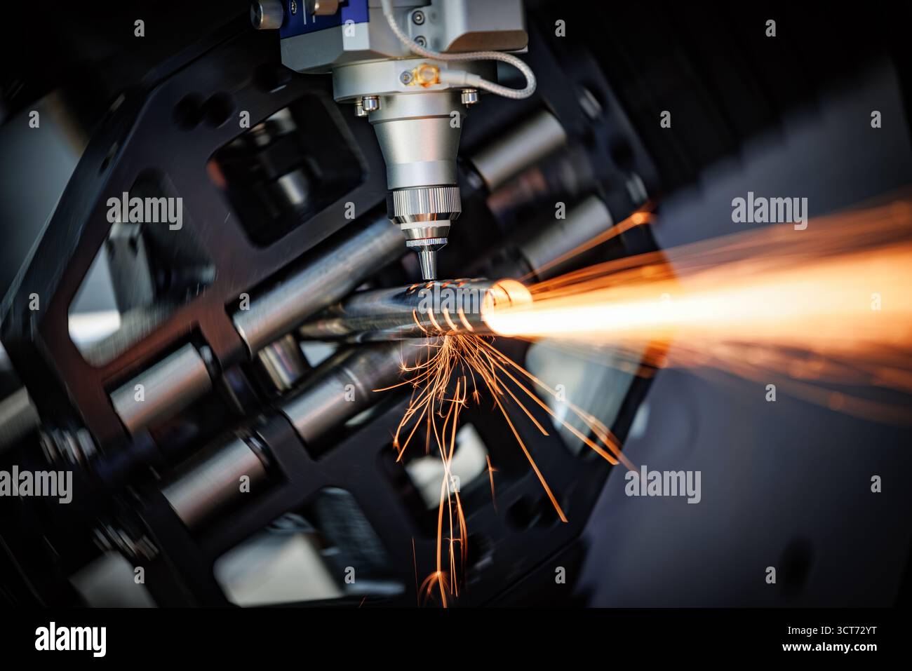 CNC laser et découpe au gaz du métal, technologie industrielle moderne faisant des détails industriels. L'optique laser et CNC sont utilisés pour diriger le matériau o Banque D'Images