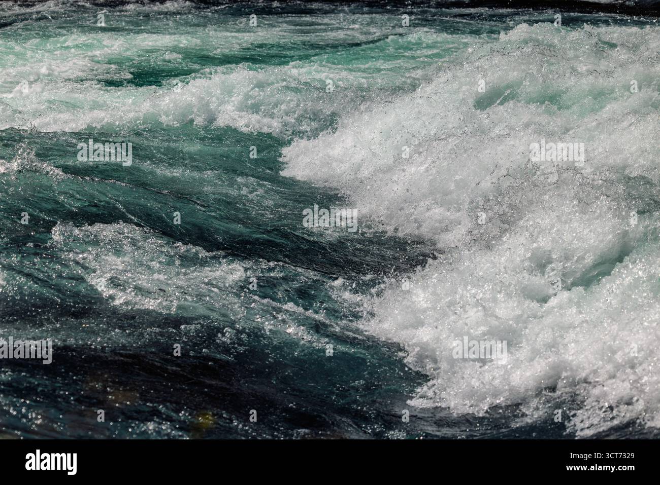 Le seuil de la rivière de montagne. L'eau est agitée et les vagues sont hautes, créant un sentiment de puissance et d'énergie. La scène est dynamique et excitante Banque D'Images