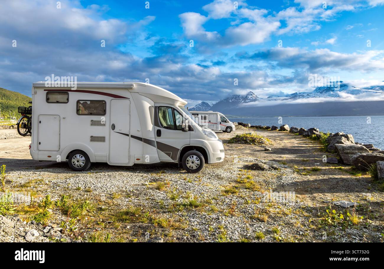 Voyage de vacances en famille RV, voyage de vacances en camping-car, Caravan car Vacation. Belle nature Norvège. Banque D'Images