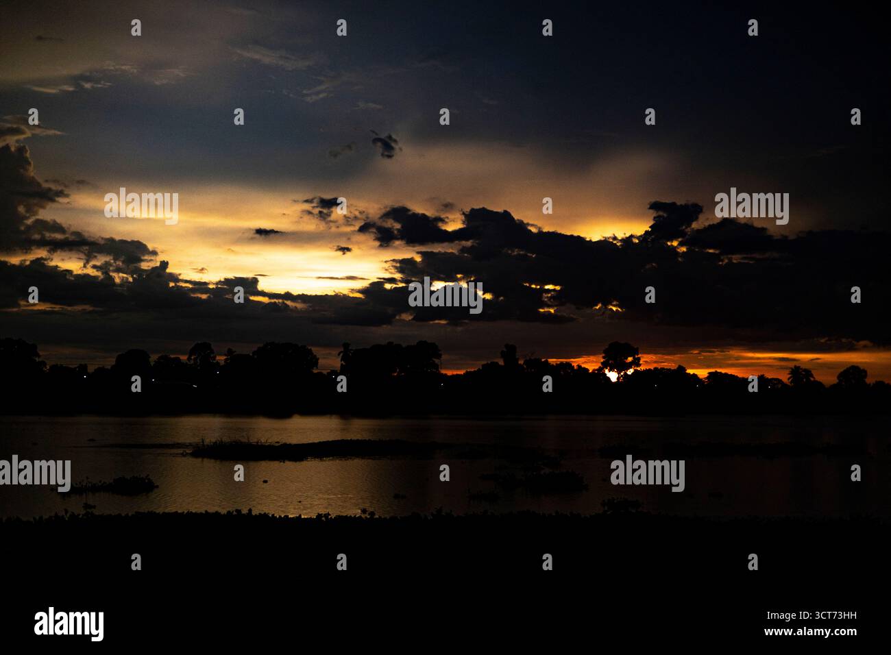 Pittoresque campagne River au coucher du soleil, photographie artistique capturant la beauté naturelle, les tons chauds et l'atmosphère relaxante, idéal pour la publicité, les voyages Banque D'Images