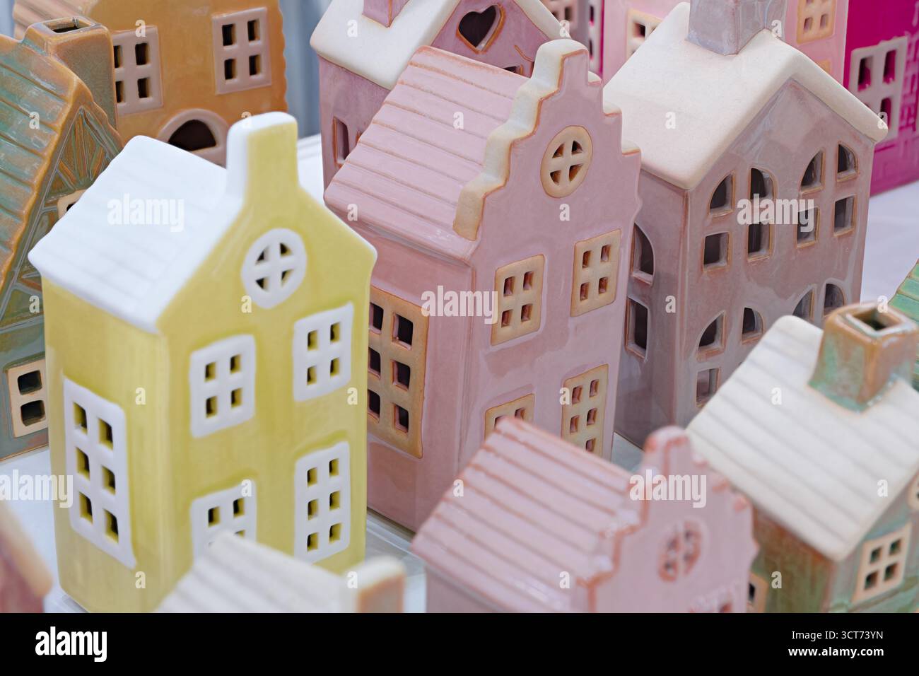 Des maisons souvenirs en porcelaine, en plastique ou en pain d'épices représentent les rues d'une vieille ville européenne. Un fond abstrait avec un Noël ou Banque D'Images
