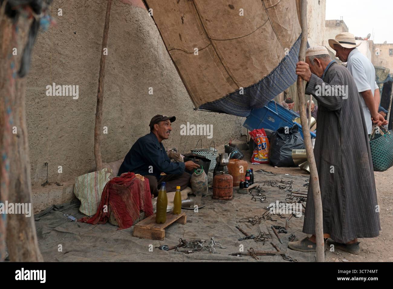 Les commerçants du marché font une pause pour boire du thé dans la tente de rafraîchissement Grand Souk Had Draa près d'Essaouira, un marché marocain traditionnel qui se tient le dimanche, Banque D'Images