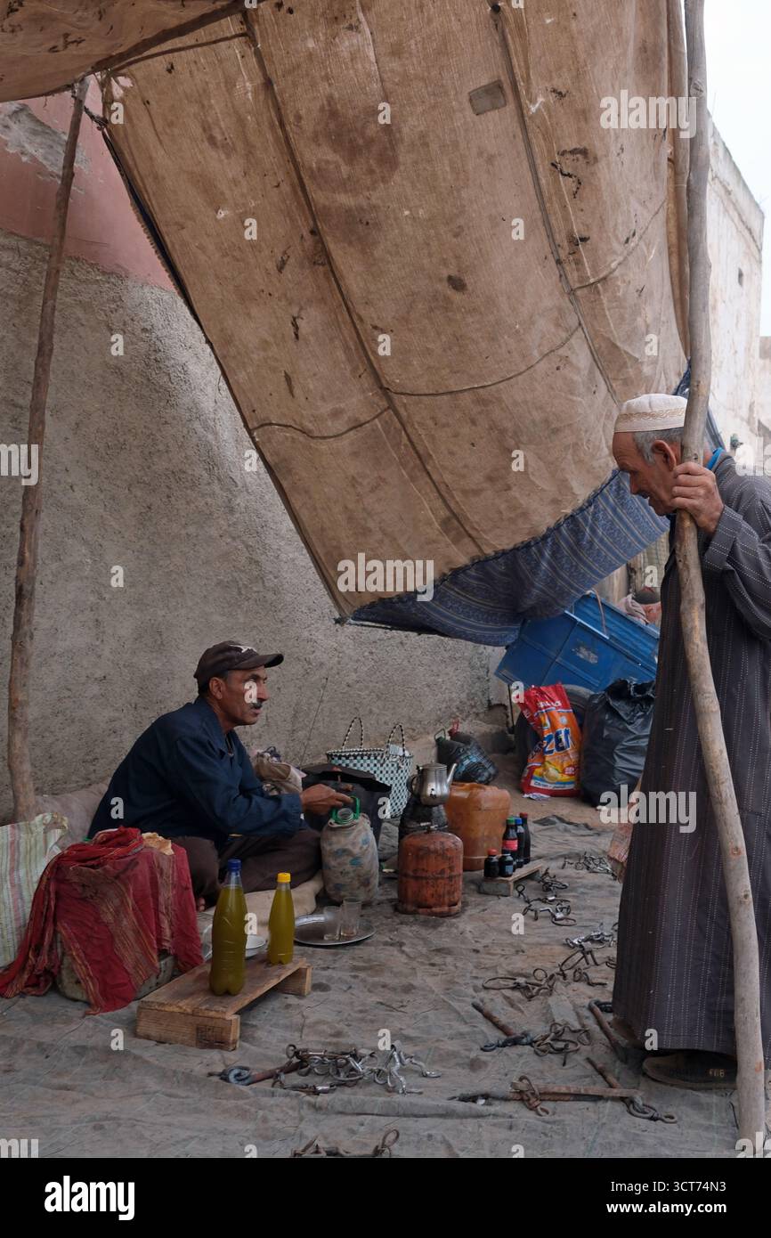 Les commerçants du marché font une pause pour boire du thé dans la tente de rafraîchissement Grand Souk Had Draa près d'Essaouira, un marché marocain traditionnel qui se tient le dimanche, Banque D'Images