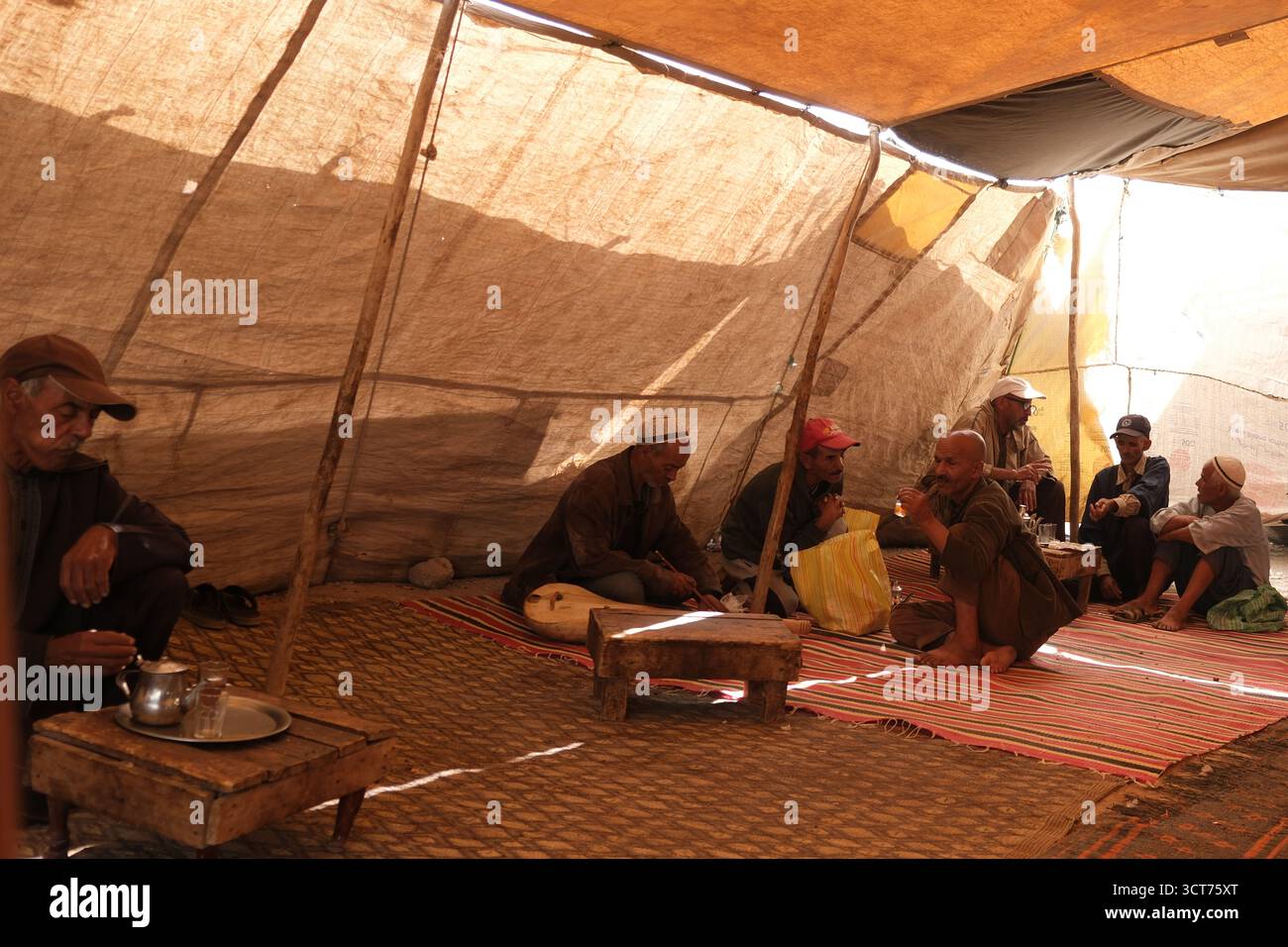 Les commerçants du marché font une pause pour boire du thé dans la tente de rafraîchissement Grand Souk Had Draa près d'Essaouira, un marché marocain traditionnel qui se tient le dimanche, Banque D'Images