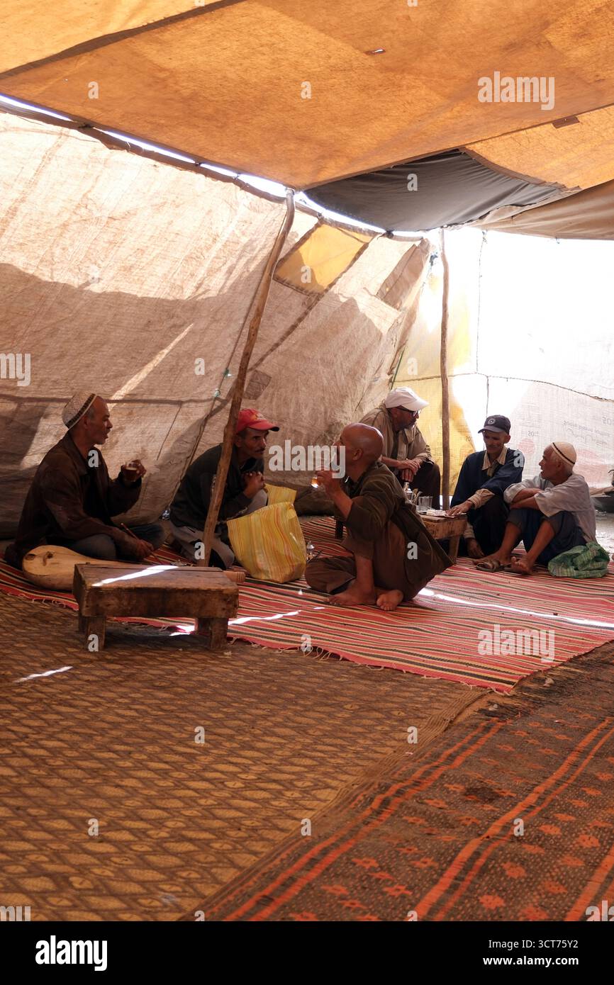 Les commerçants du marché font une pause pour boire du thé dans la tente de rafraîchissement Grand Souk Had Draa près d'Essaouira, un marché marocain traditionnel qui se tient le dimanche, Banque D'Images