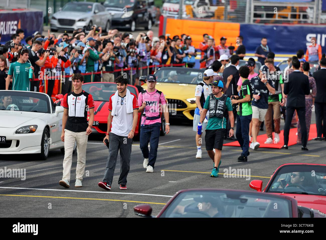 Singapour, Singapour. 05 octobre 2025. (De gauche à droite) : Oliver Bearman (GBR) Haas F1 Team et Esteban Ocon (FRA) Haas F1 Team au défilé des pilotes. 05.10.2025. Championnat du monde de formule 1, Rd 18, Grand Prix de Singapour, Marina Bay Street circuit, Singapour, jour de la course. Crédit : James Moy/Alamy Live News Banque D'Images
