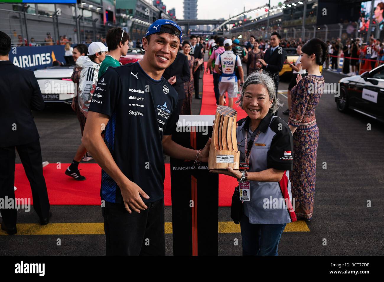 ALBON Alexander (Tha), Williams Racing FW47, portrait, Marshal Award lors du Grand Prix de formule 1 de Singapour 2025, 18e manche du Championnat du monde de formule 1 FIA 2025 du 3 au 5 octobre 2025 sur le Marina Bay Street circuit, à Singapour Banque D'Images