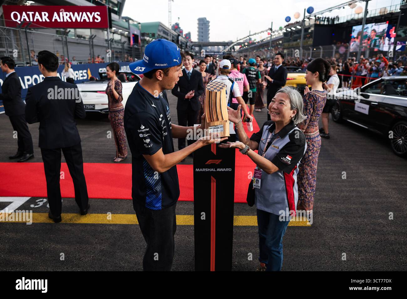 ALBON Alexander (Tha), Williams Racing FW47, portrait, Marshal Award lors du Grand Prix de formule 1 de Singapour 2025, 18e manche du Championnat du monde de formule 1 FIA 2025 du 3 au 5 octobre 2025 sur le Marina Bay Street circuit, à Singapour Banque D'Images