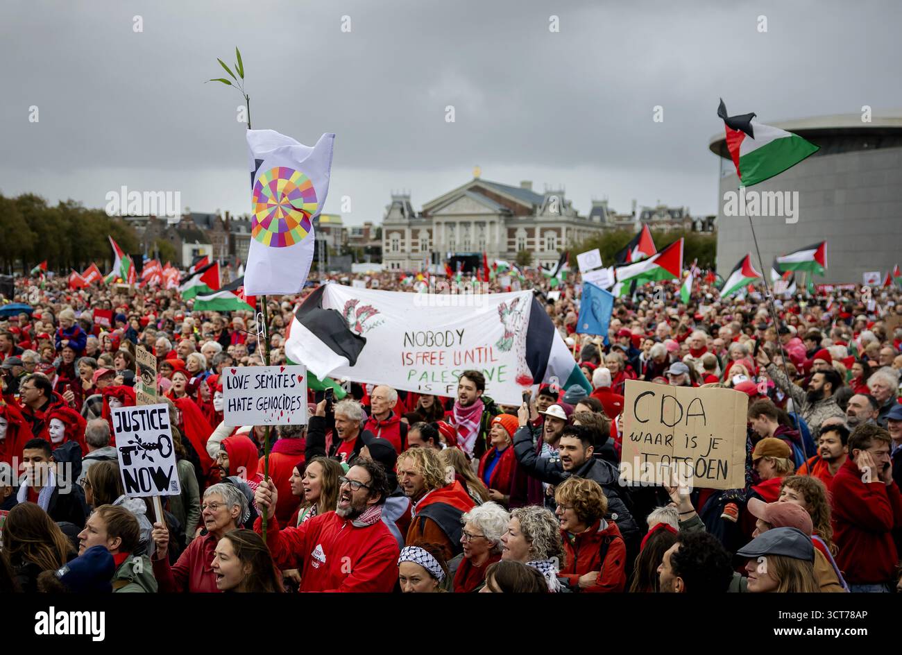 AMSTERDAM – les manifestants se rassemblent à Museumplein pour une manifestation sur la ligne rouge. C'est la troisième fois que cette manifestation est organisée, cette fois pour la première fois à Amsterdam. L'organisation exige « une action du gouvernement pour arrêter le génocide à Gaza ». ANP KOEN VAN WEEL pays-bas Out - belgique Out Banque D'Images