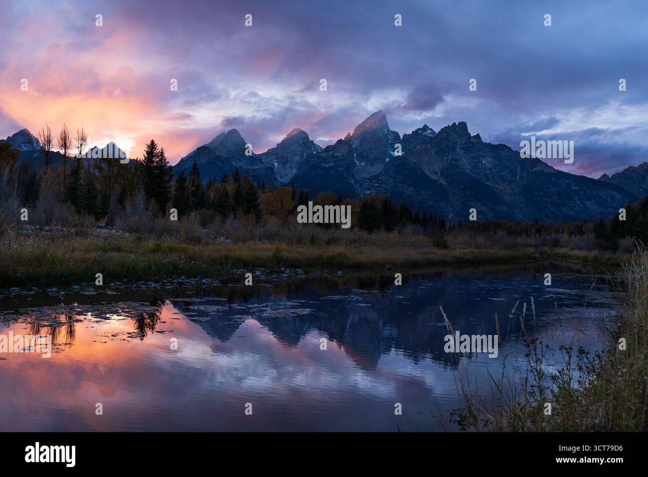 Un coucher de soleil épique tout en voyageant à travers Grand Teton NP Banque D'Images