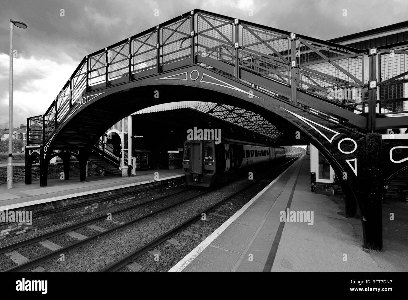 158795 Northern train à la gare de Beverley, East Riding of Yorkshire, Angleterre, Royaume-Uni Banque D'Images